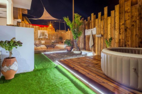 Fani's Holiday Home with Hot Tub